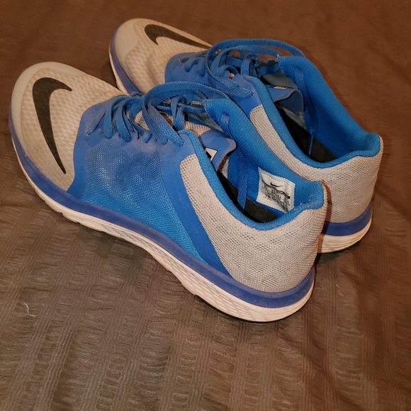 Nike athletic shoes - Picture 2 of 3